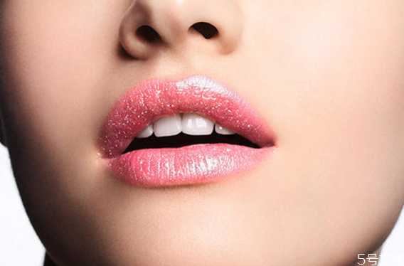 唇蜜和口红哪个先用?唇蜜和口红可以一起使用吗 唇蜜和口红哪个先用?唇蜜和口红可以一起使用吗