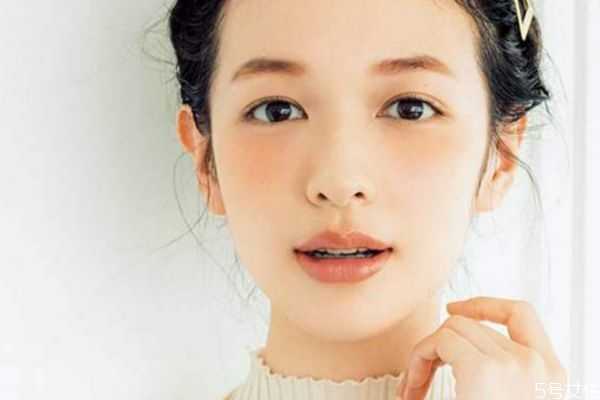 见长辈化什么眼影？