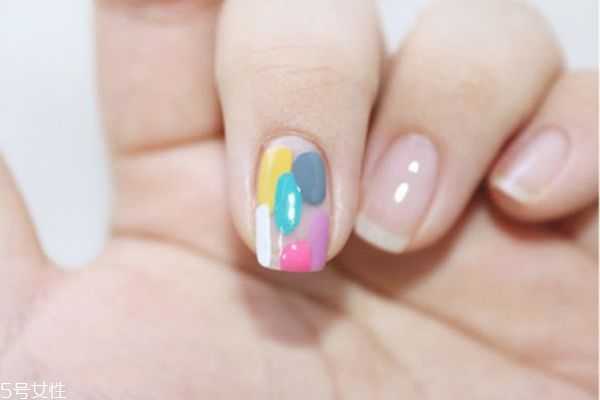 清新色块撞色美甲怎么做? 清新色块撞色美甲怎么做?