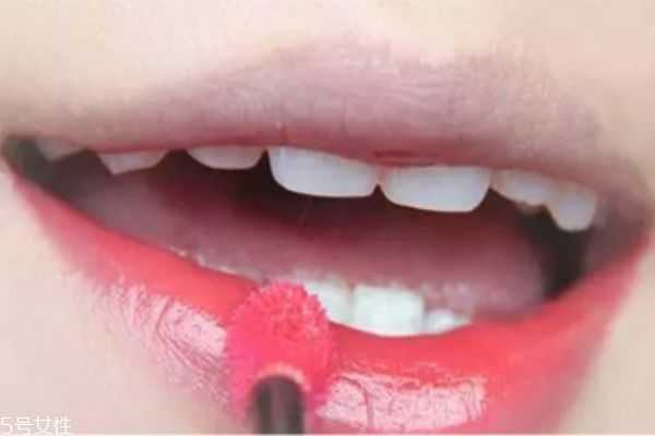 阿玛尼唇釉怎么涂均匀？阿玛尼唇釉正确涂抹方法