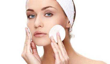 化妆水能涂眼部吗?眼部可以涂化妆水吗? 化妆水能涂眼部吗?眼部可以涂化妆水吗?