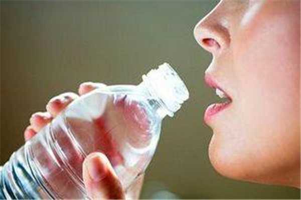 蒸馏水可以直接喷脸吗