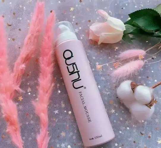 用洁面慕斯前要把脸打湿吗 用洁面慕斯前要把脸打湿吗