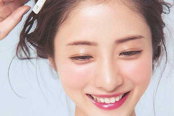 弱酸性洗面奶适合皮肤