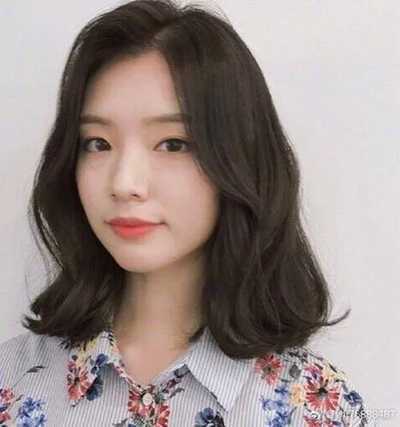 齐肩卷发图片2024最新款女生 齐肩卷发图片2024最新款女生