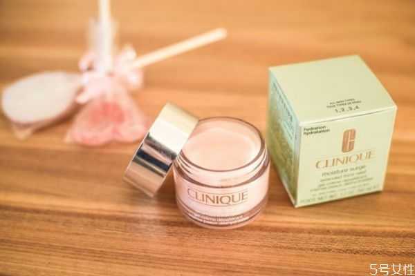 面霜搓泥是什么意思？为什么摸了霜脸上搓泥