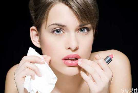 为什么用了唇膜更干?用完唇膜嘴巴疼是怎么回事 为什么用了唇膜更干?用完唇膜嘴巴疼是怎么回事