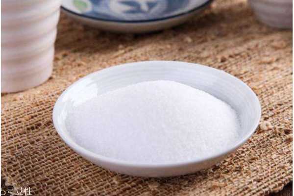 脸上过敏可以用盐水吗