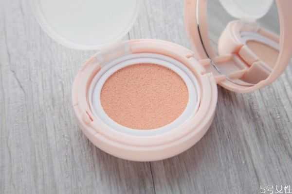 气垫和bb霜哪个对皮肤伤害小?粉底液和bb哪个伤害小 气垫和bb霜哪个对皮肤伤害小?粉底液和bb哪个伤害小