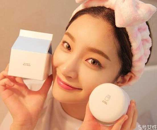 素颜霜可以用清水洗掉吗?素颜霜会不会伤害皮肤 素颜霜可以用清水洗掉吗?素颜霜会不会伤害皮肤