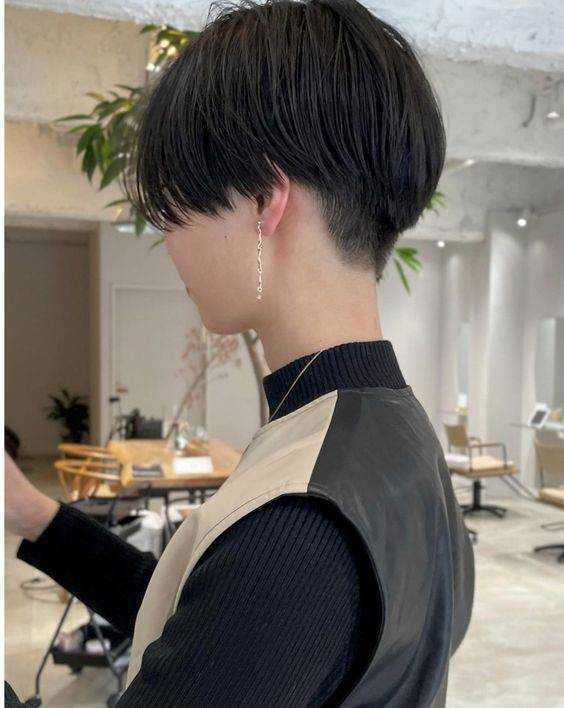 夏季女士短发这样剪，后脖推起来真时尚，看着很心动 