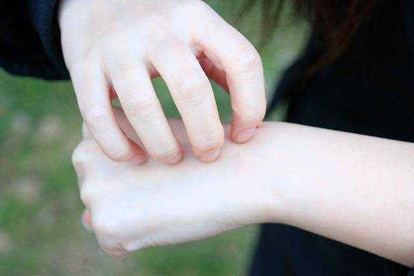 皮肤上莫名长出来的“小疙瘩”，是疾病信号吗？能不能用手抠掉？ 