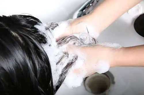 护发精油和发膜能一起用吗 护发精油和发膜能一起用吗