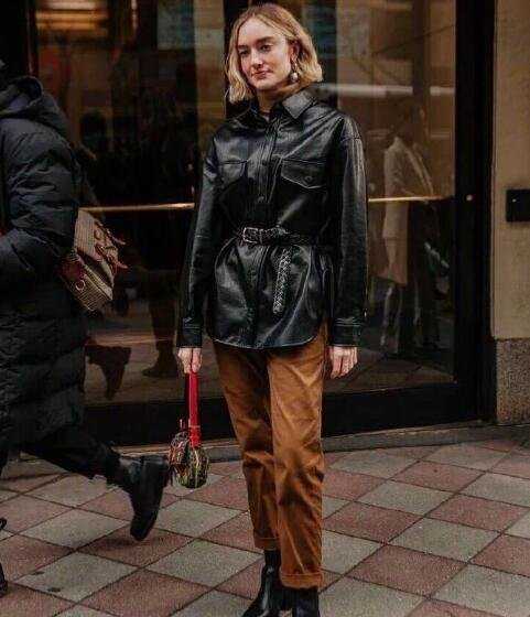 咖啡色裤子配什么颜色上衣好看