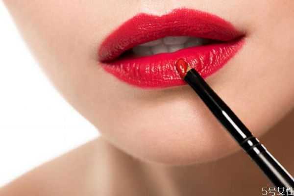 口红太油怎么处理 为什么涂了口红嘴巴看起来小了