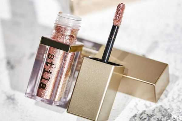 使用液体眼影要打底吗 液体眼影可以直接涂吗 使用液体眼影要打底吗 液体眼影可以直接涂吗