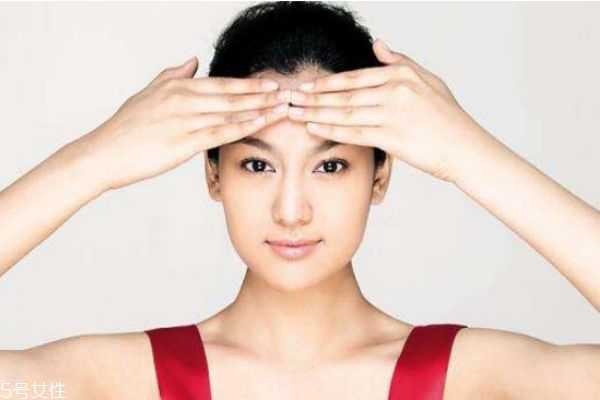 为什么额头上长很多小痘痘