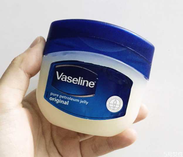 凡士林可以涂着过夜吗？凡士林用水能洗掉吗