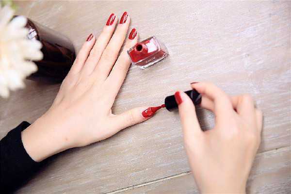 指甲油怎么才能快速干 指甲油要不要照灯