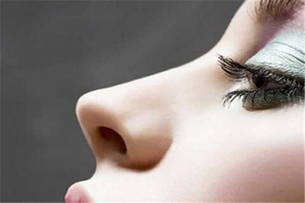 鼻子脱皮是什么原因