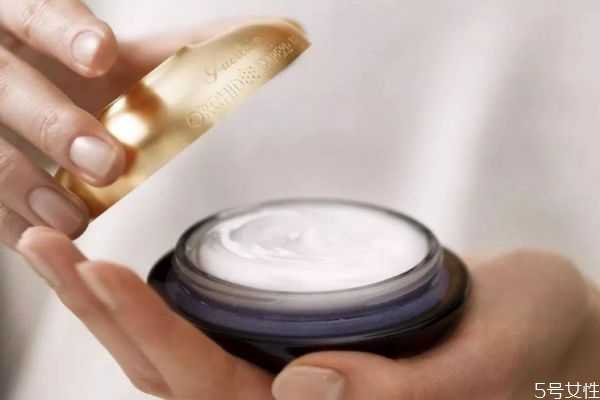 面霜搓泥还能继续用吗？护肤品搓泥是不吸收吗