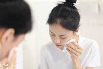 一次性洗脸巾好还是毛巾好