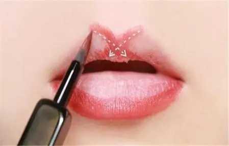新手涂口红的正确步骤 这样涂才会不沾杯 新手涂口红的正确步骤 这样涂才会不沾杯