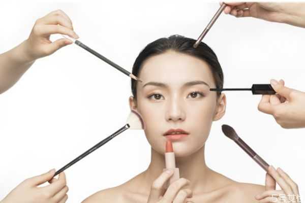 饰底乳在什么时候用？粉底液前是用隔离还是妆前