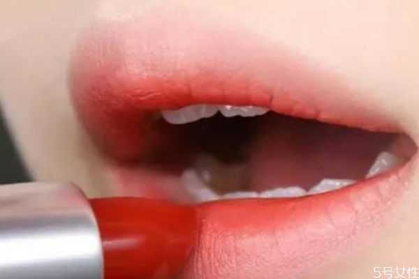 唇釉很难卸怎么办?卸唇妆是上下擦还是左右擦 唇釉很难卸怎么办?卸唇妆是上下擦还是左右擦