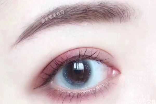 如何选择适合自己的美瞳材质？新手买美瞳要注意什么