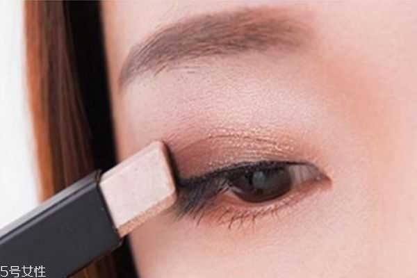 双色眼影怎么正确使用 双色眼影怎么正确使用