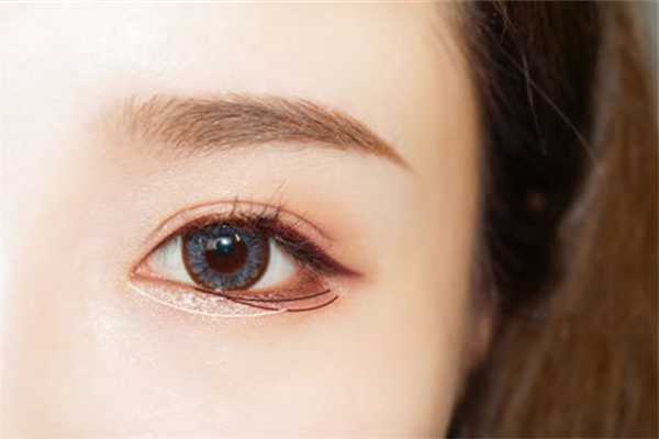 画完眼线用什么定妆