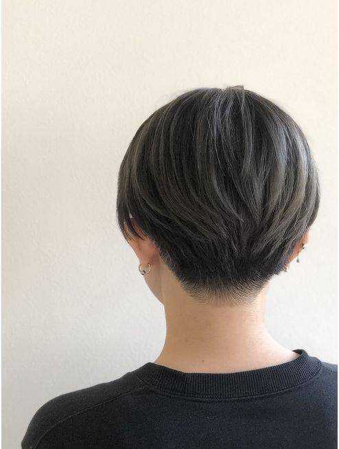 夏季女士短发这样剪，后脖推起来真时尚，看着很心动 