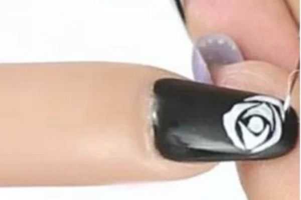 花朵美甲怎么做?小清新美甲教程图解 花朵美甲怎么做?小清新美甲教程图解