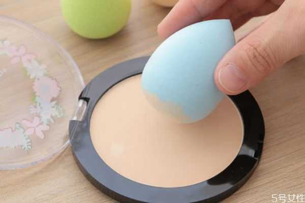 擦粉底的方法是什么？教你擦粉底的正确方法