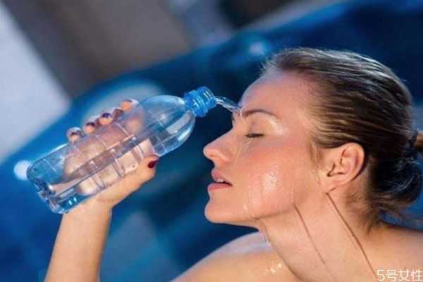 脸上皮肤起皮怎么解决？脸上起皮怎么快速处理