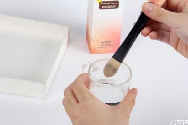化妆刷可以用什么清洗？化妆刷买回来直接用吗