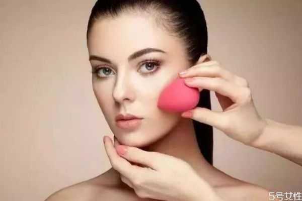 怎么化妆比较服帖？可以让底妆不浮粉的小技巧