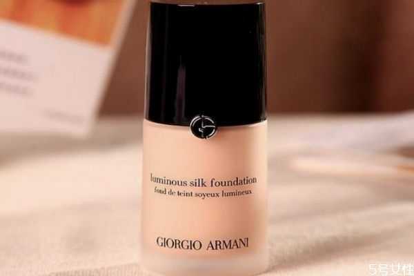 阿玛尼粉底液是红标好还是蓝标好