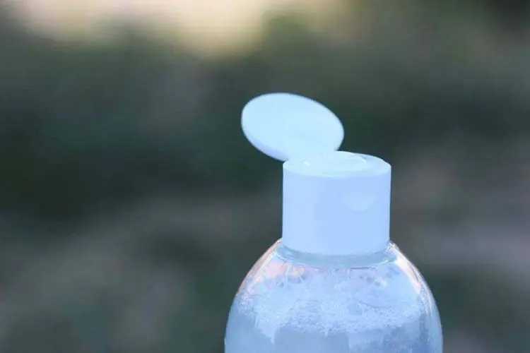 卸妆水好还是卸妆油好?选择建议指南 卸妆水好还是卸妆油好?选择建议指南