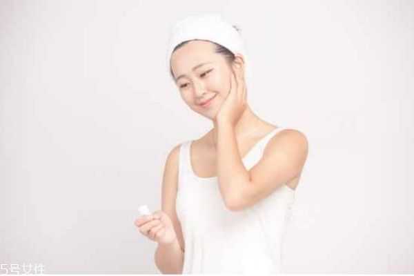 干皮为什么还长痘