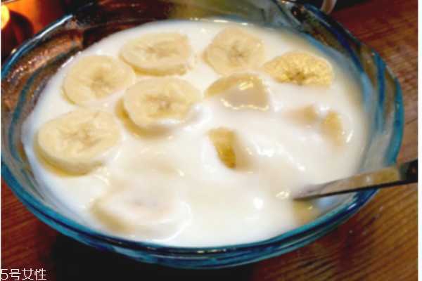 自制酸奶面膜的简易教程 酸奶面膜的最佳使用时间