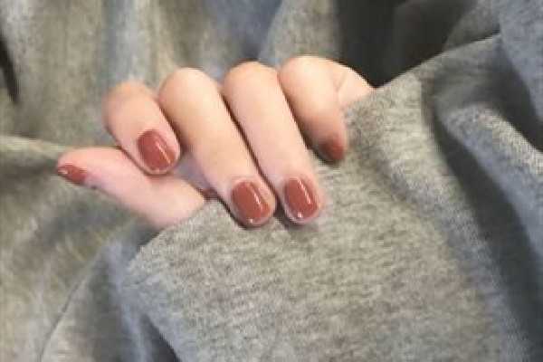 指甲油用酒精能擦掉吗