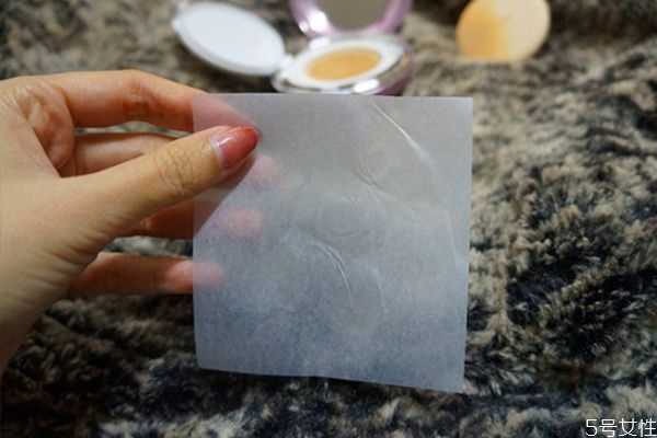 为什么吸油纸越用毛孔越大?用吸油纸的好处和坏处 为什么吸油纸越用毛孔越大?用吸油纸的好处和坏处