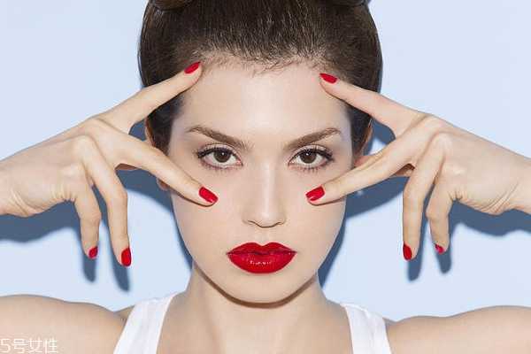 涂眼霜反而长皱纹什么原因