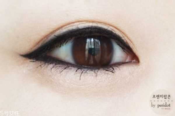 自己如何画眼线好看？画眼线的技巧有哪些
