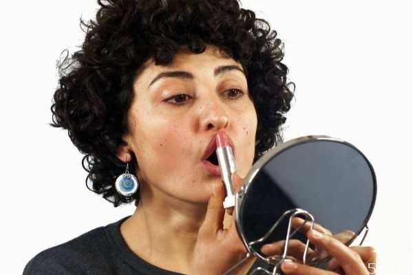 用口红嘴唇脱皮怎么办？一涂口红就脱皮怎么办