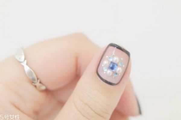 贴钻美甲教程 个性钻饰美甲教程
