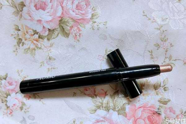 眼影棒应该怎么用?眼影棒的优点有哪些呢