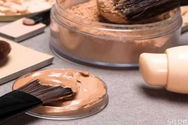 粉底液使用太多会伤皮肤吗?粉底液对皮肤有什么伤害 粉底液使用太多会伤皮肤吗?粉底液对皮肤有什么伤害